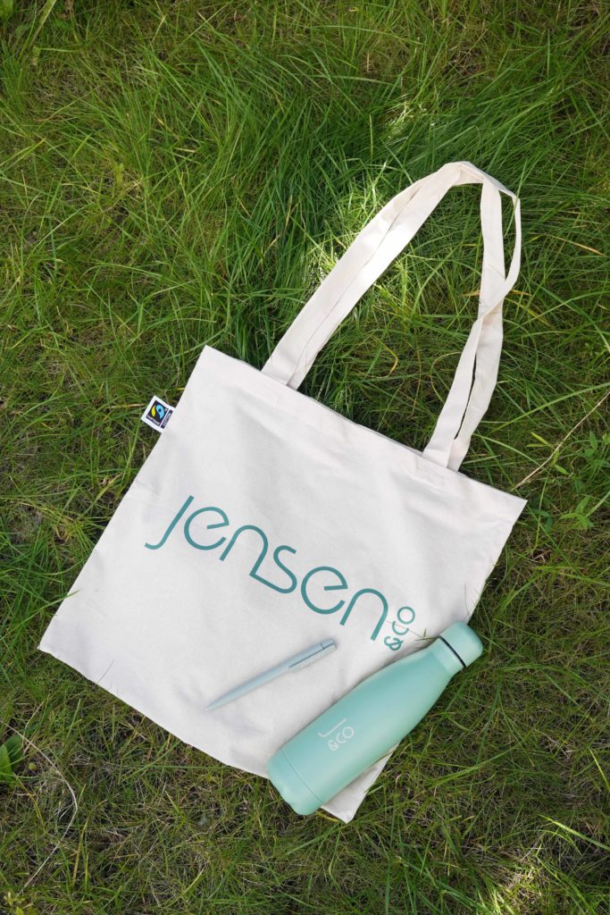 Jensen & Co, flaske med logo, handlenett med logo, penn med bedriftspenn, profilering, merch produkter med logo, profilartikler, reklameprodukter